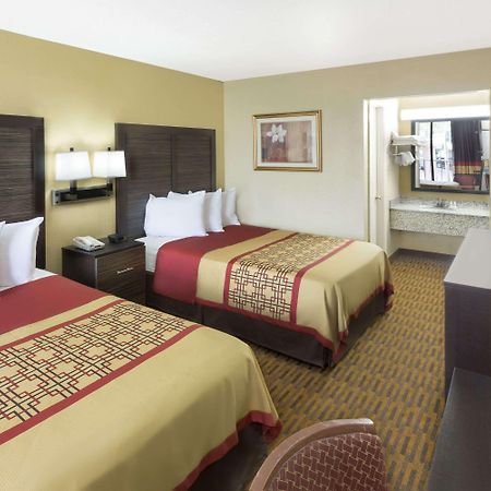 Days Inn By Wyndham Columbus-North Fort Moore Экстерьер фото