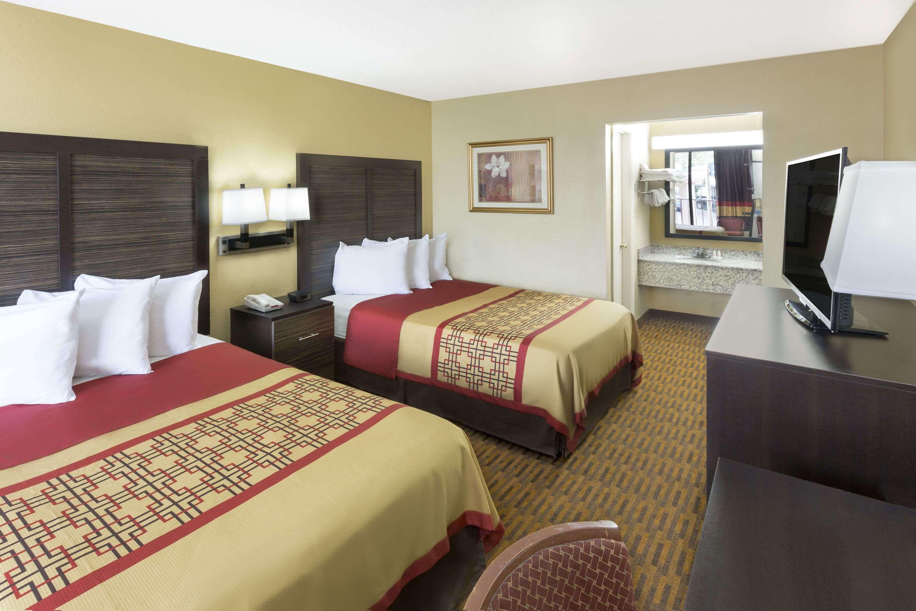 Days Inn By Wyndham Columbus-North Fort Moore Экстерьер фото