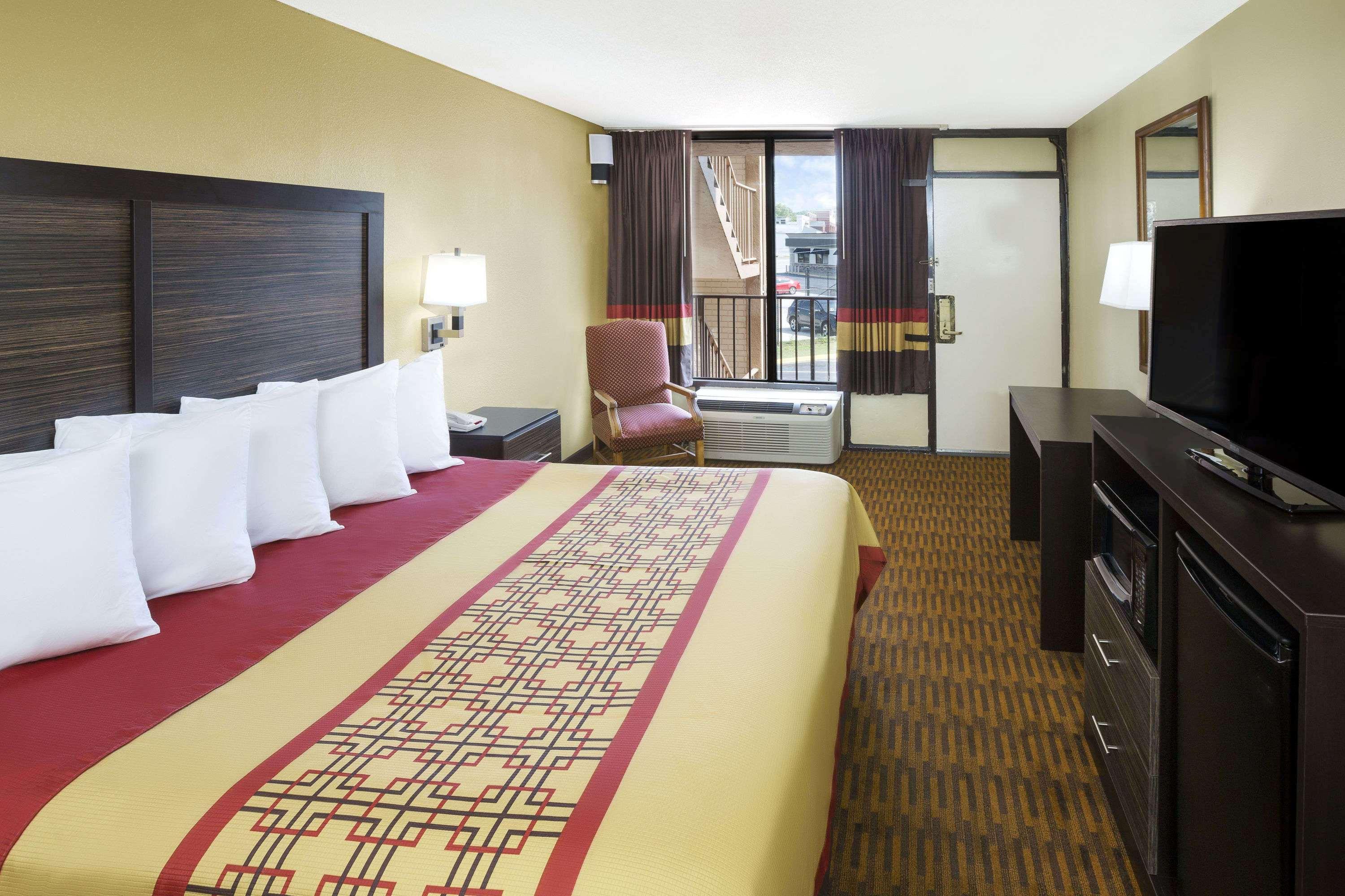 Days Inn By Wyndham Columbus-North Fort Moore Экстерьер фото