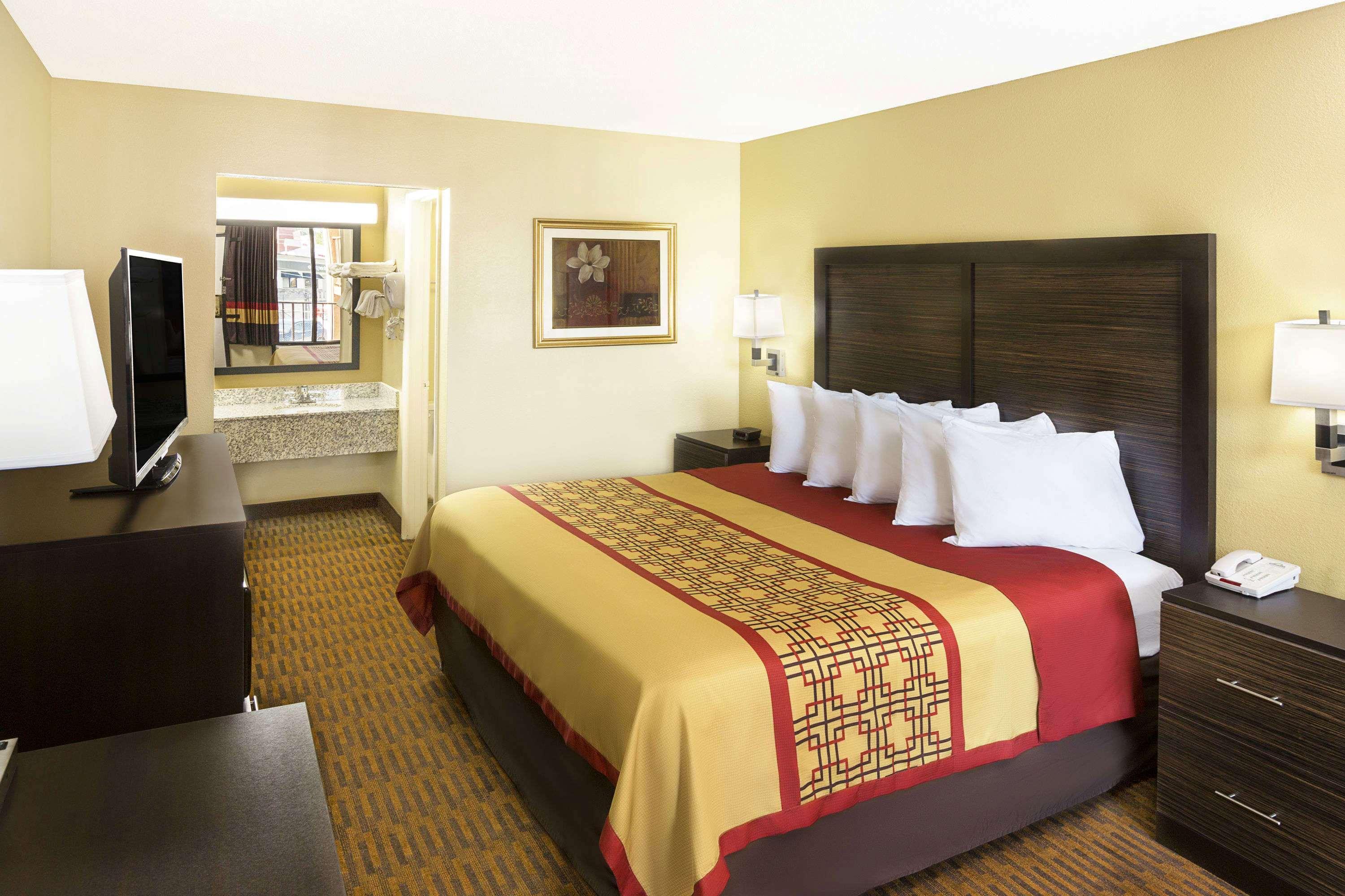 Days Inn By Wyndham Columbus-North Fort Moore Экстерьер фото