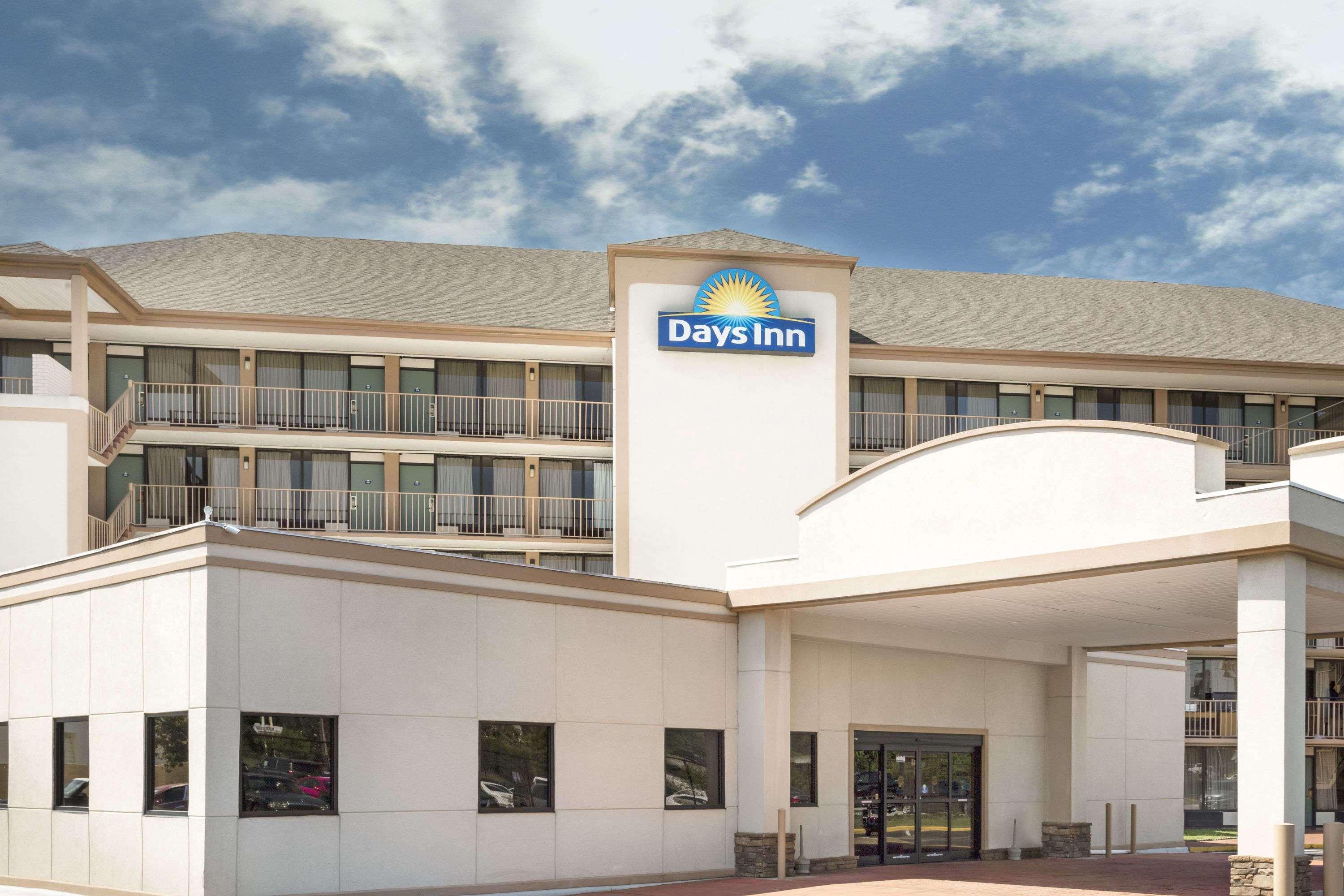 Days Inn By Wyndham Columbus-North Fort Moore Экстерьер фото