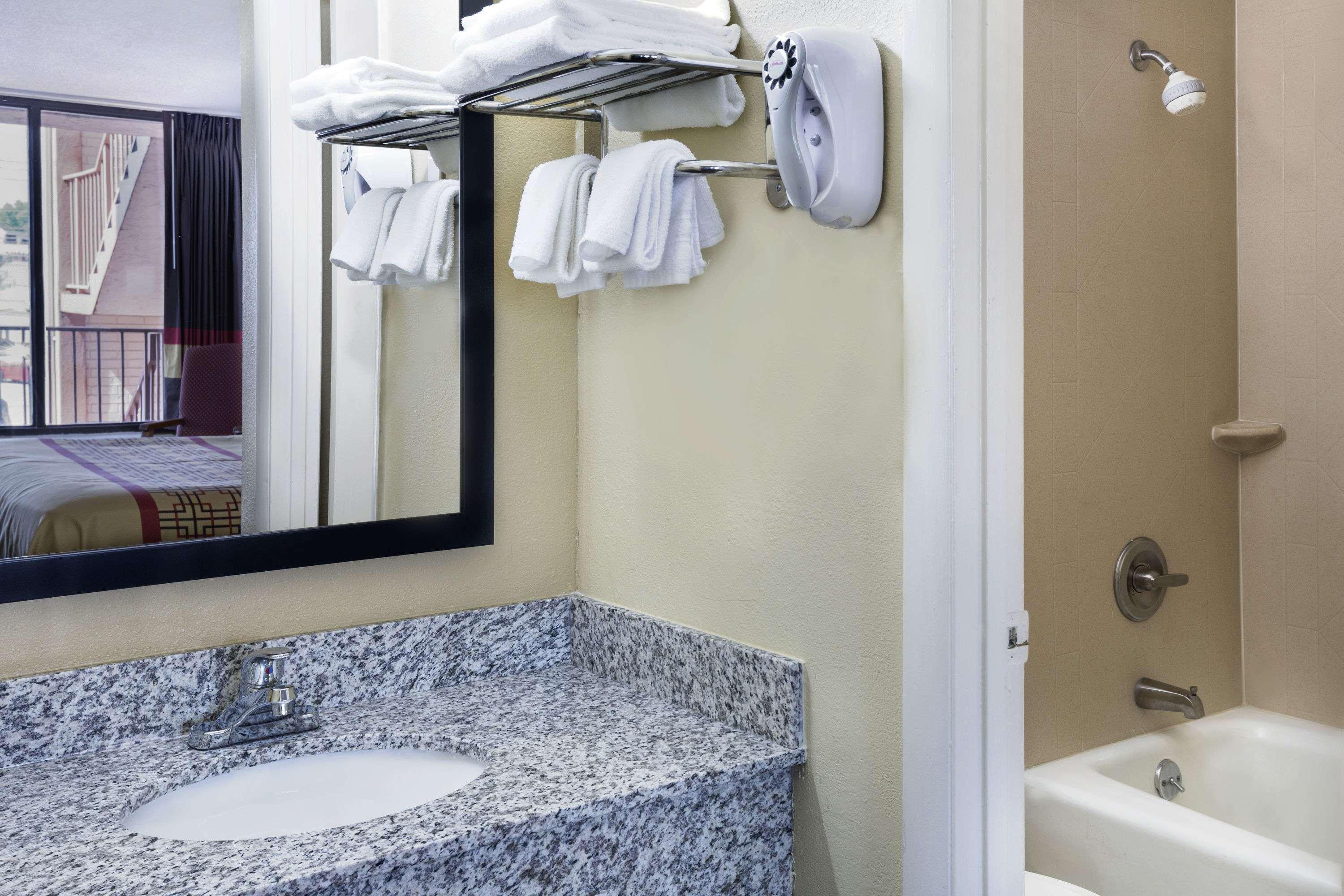 Days Inn By Wyndham Columbus-North Fort Moore Экстерьер фото