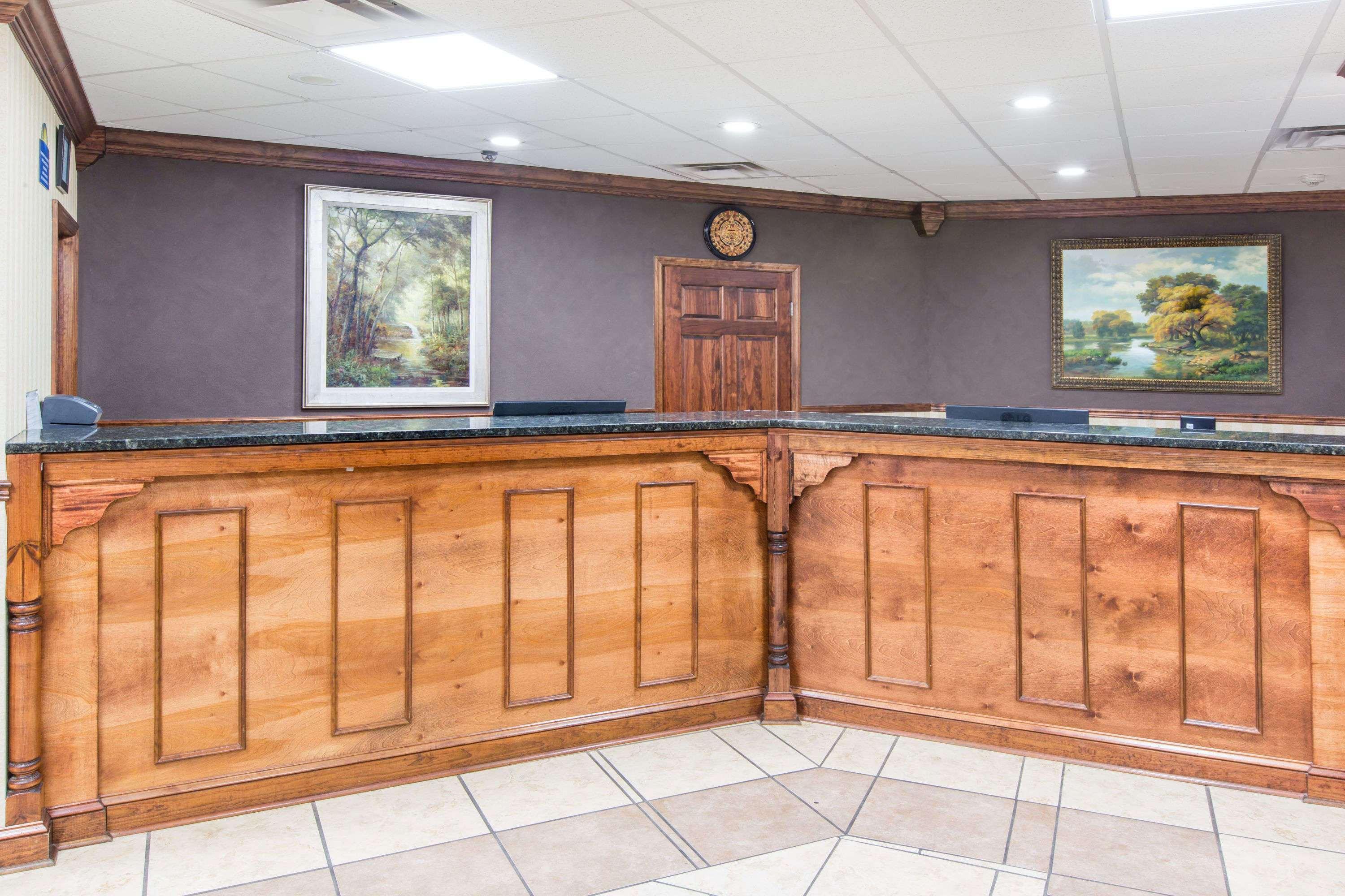 Days Inn By Wyndham Columbus-North Fort Moore Экстерьер фото