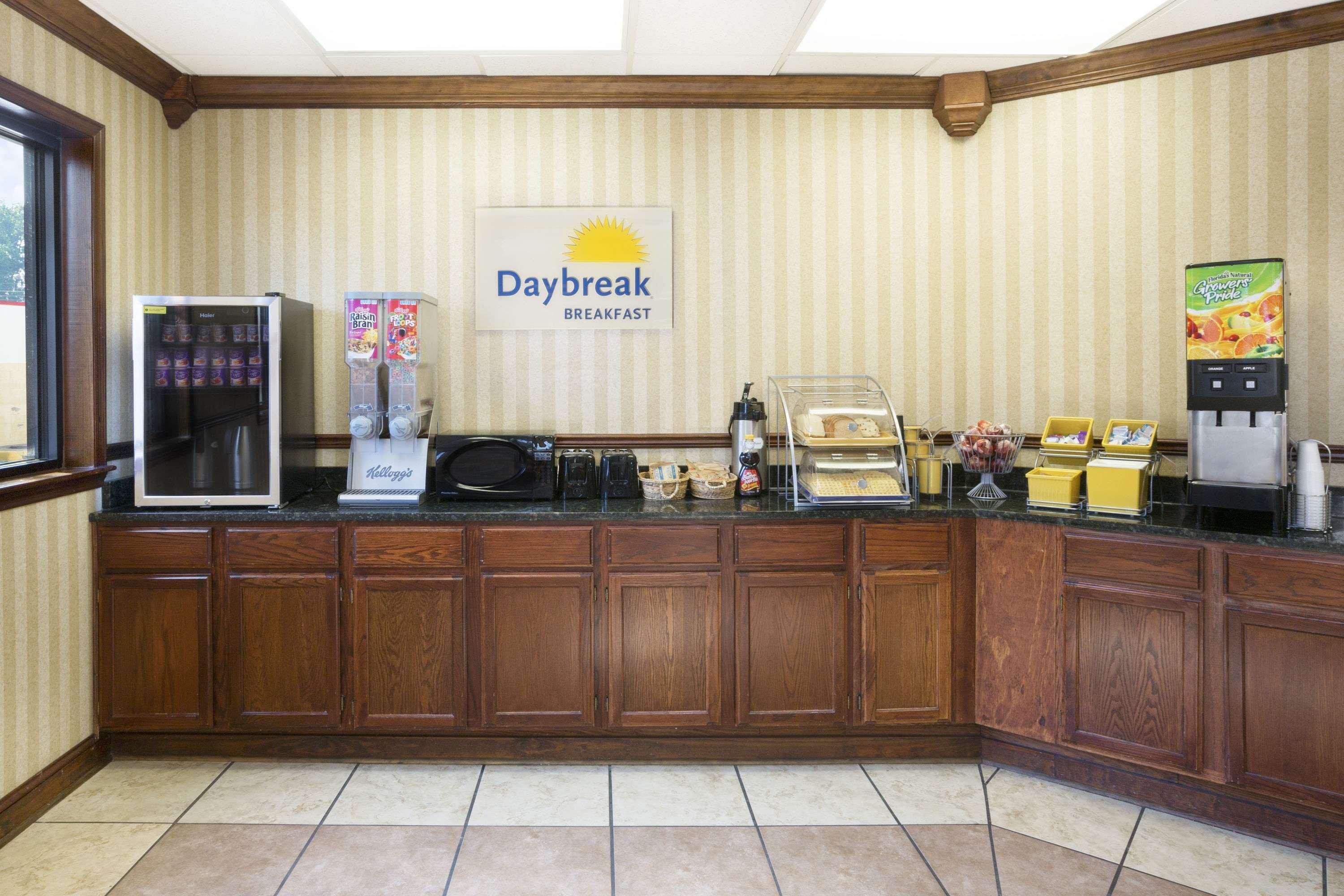 Days Inn By Wyndham Columbus-North Fort Moore Экстерьер фото