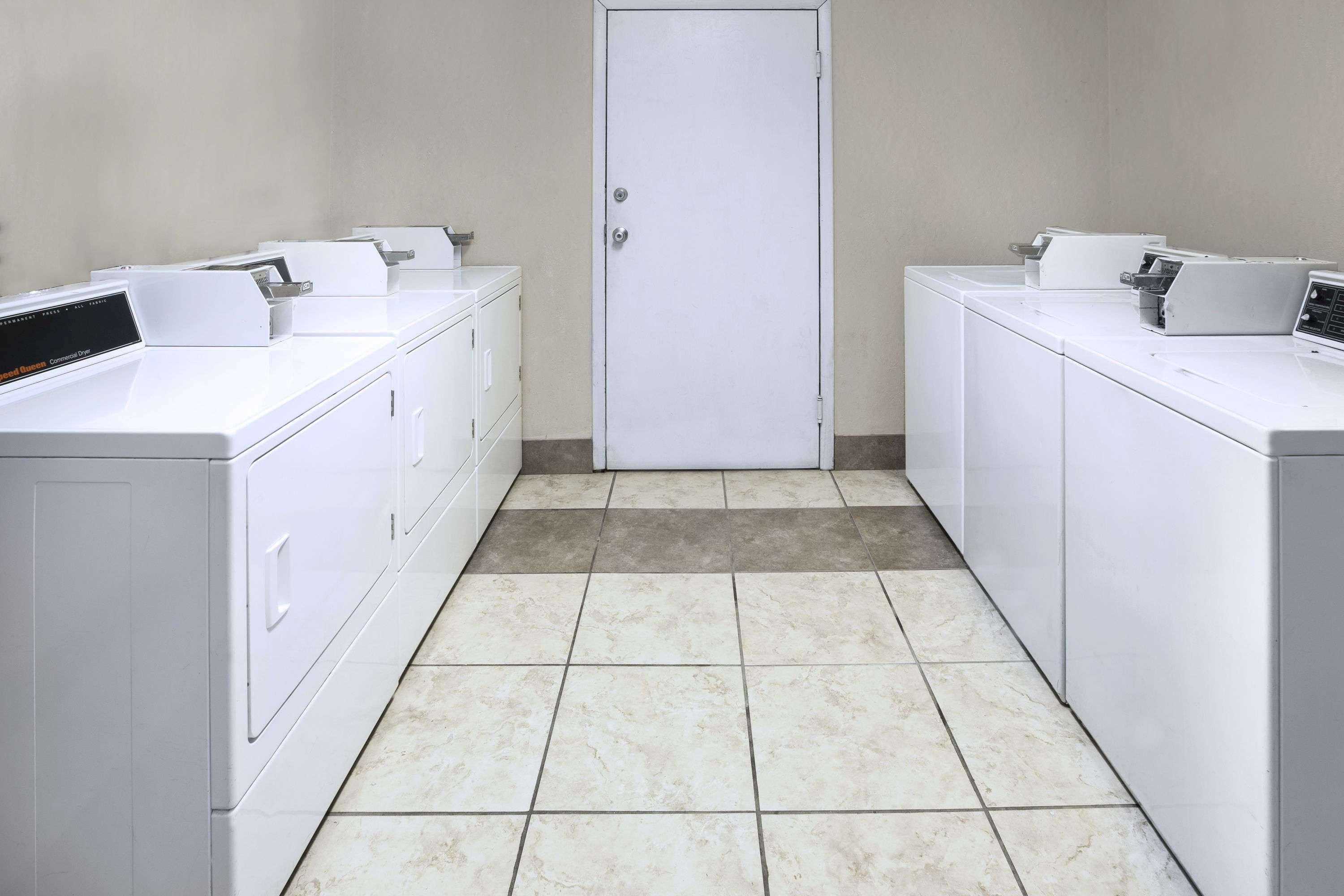 Days Inn By Wyndham Columbus-North Fort Moore Экстерьер фото