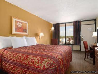 Days Inn By Wyndham Columbus-North Fort Moore Экстерьер фото