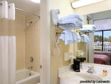 Days Inn By Wyndham Columbus-North Fort Moore Экстерьер фото