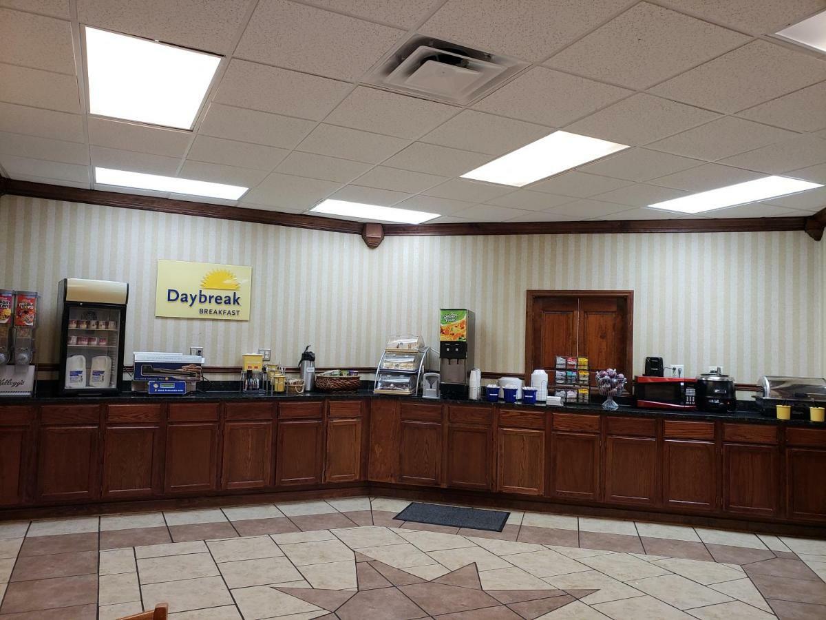 Days Inn By Wyndham Columbus-North Fort Moore Экстерьер фото
